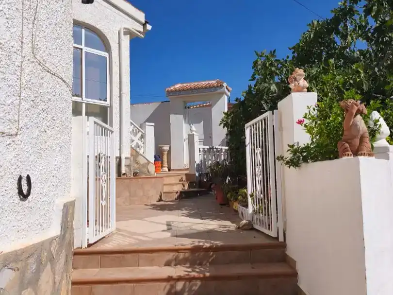 Vista exterior de Casa o xalet en venda en Rojales amb Jardí privat, Piscina i Moblat