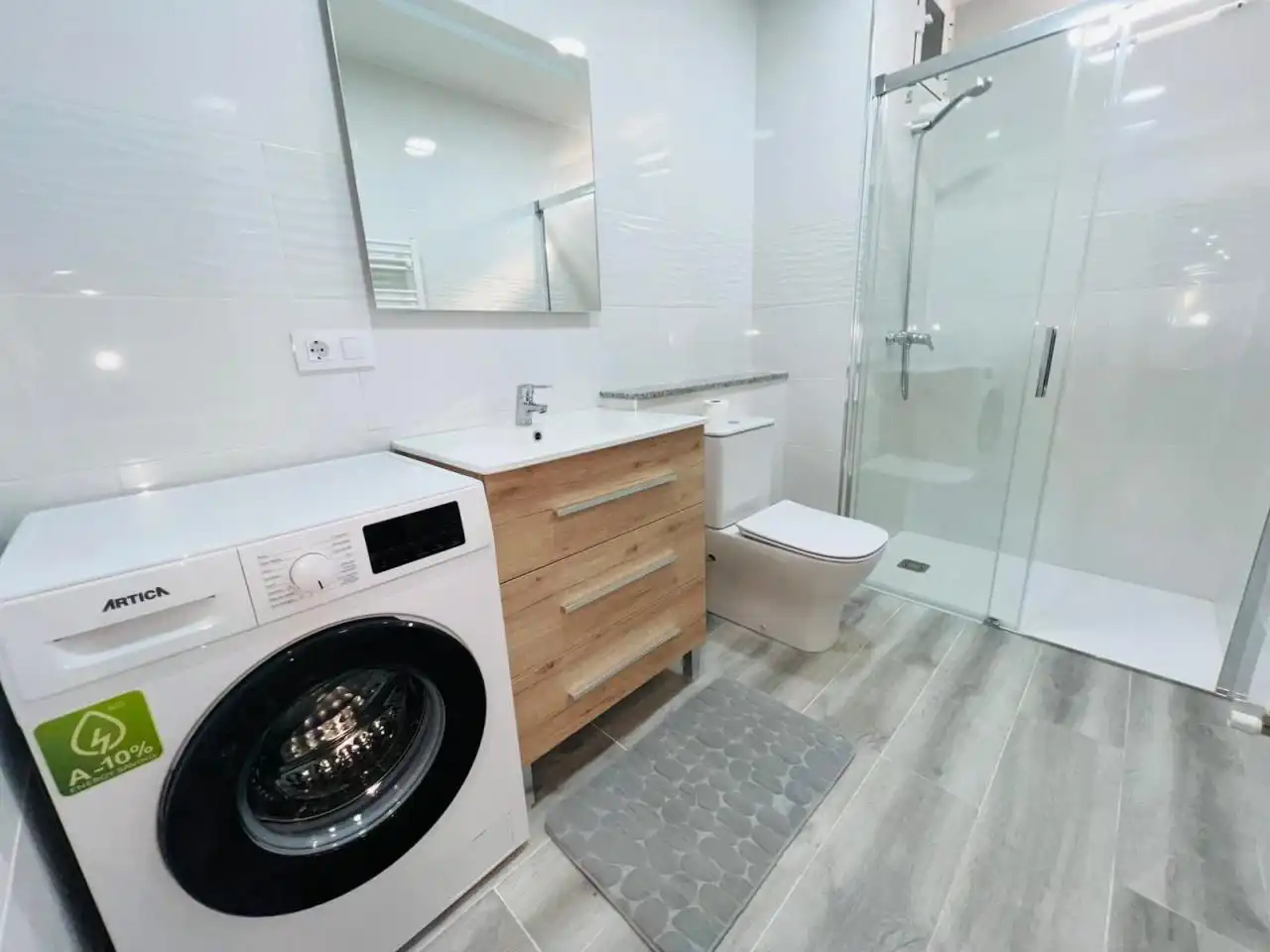 Bathroom of Flat for share in Ourense Capital   with Heating, Furnished and Balcony