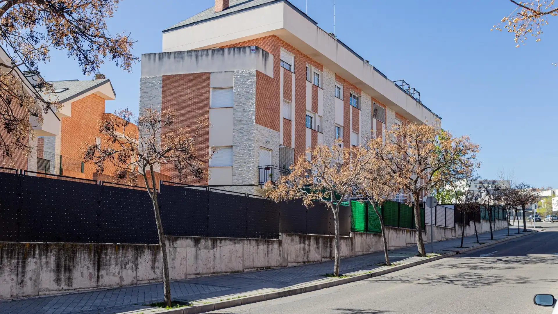 Vista exterior de Dúplex en venda en Arroyomolinos (Madrid) amb Calefacció, Terrassa i Traster
