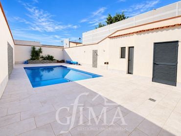 Detached house with pool for sale in Tomelloso