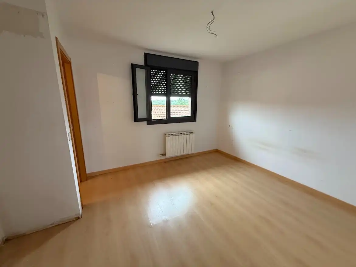 Dormitori de Casa adosada en venda en Garrafe de Torío amb Calefacció, Jardí privat i Parquet