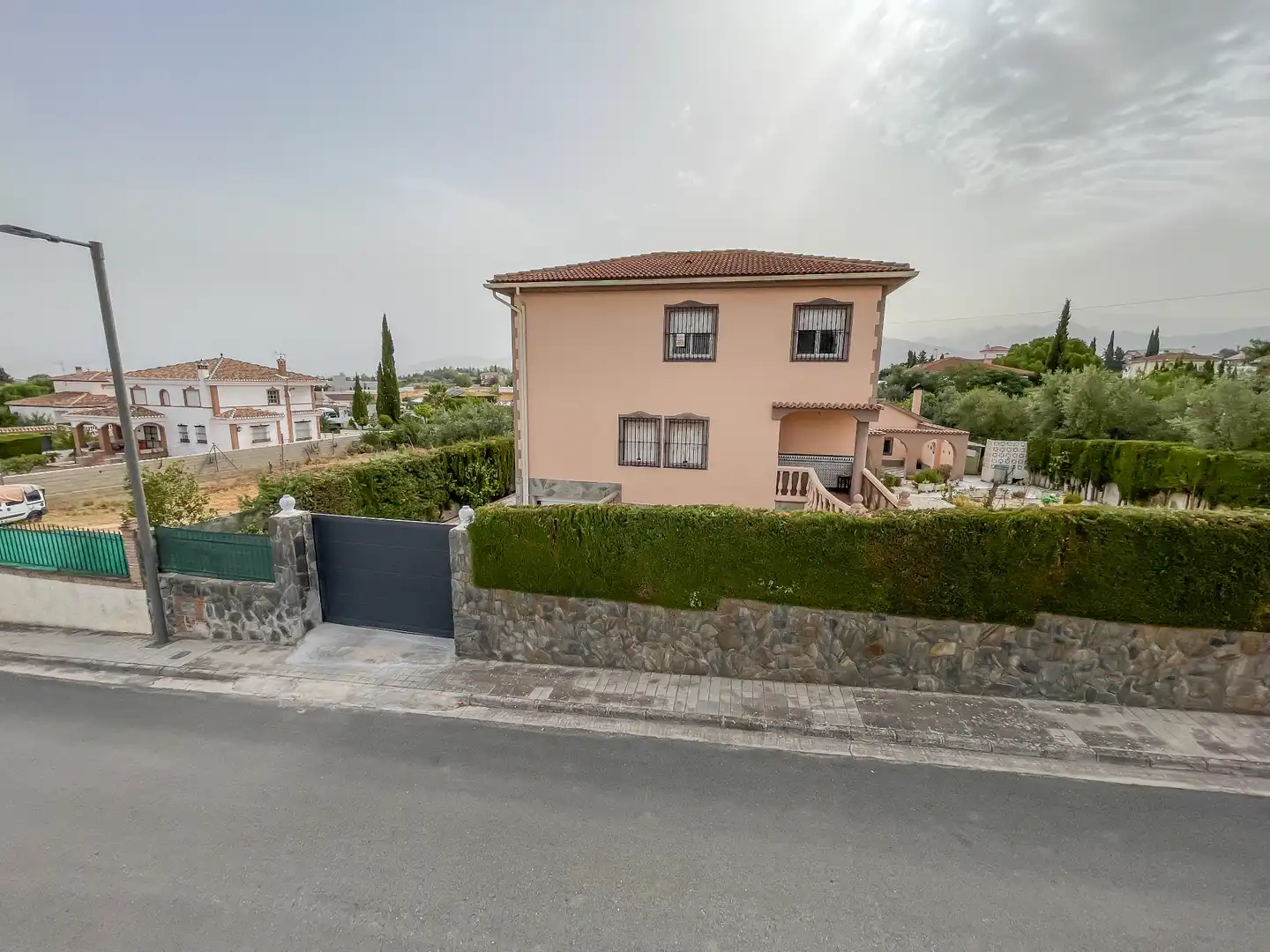 Vista exterior de Casa o xalet en venda en Villa de Otura amb Jardí privat, Terrassa i Piscina