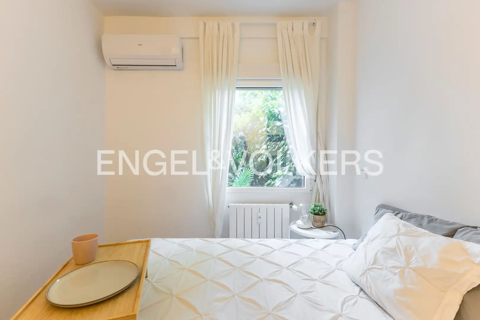 Dormitori de Apartament de lloguer en Madrid amb Aire condicionat, Calefacció i Moblat