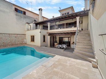 Casa amb balcó en venda a Porreres