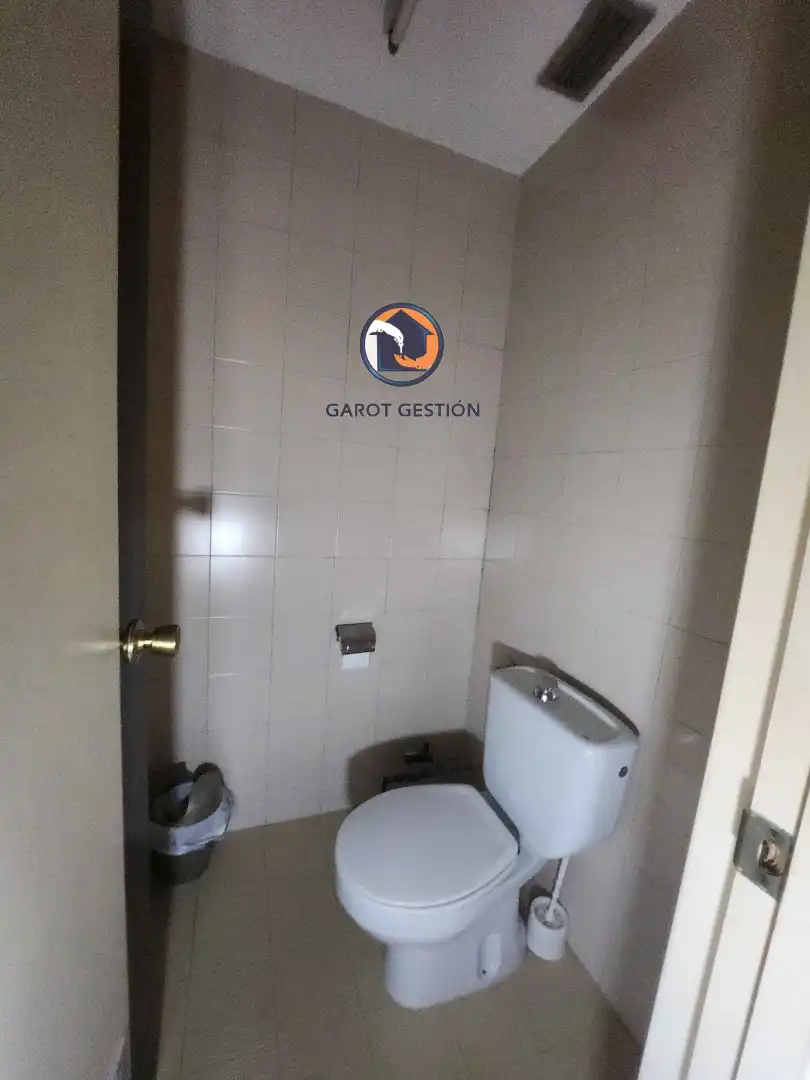Bany de Local en venda en Madrid amb Aire condicionat i Internet