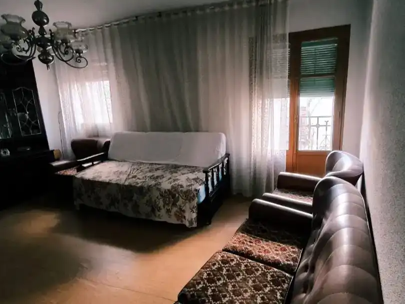 Sala d'estar de Casa adosada en venda en Medrano amb Moblat i Balcó