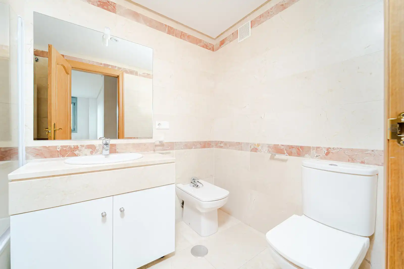 Badezimmer von Wohnung zum Verkauf in Oviedo  mit Abstellraum