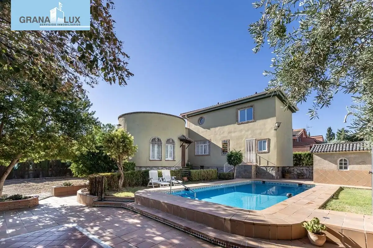 Chalet con piscina en venta en Calle del Arache