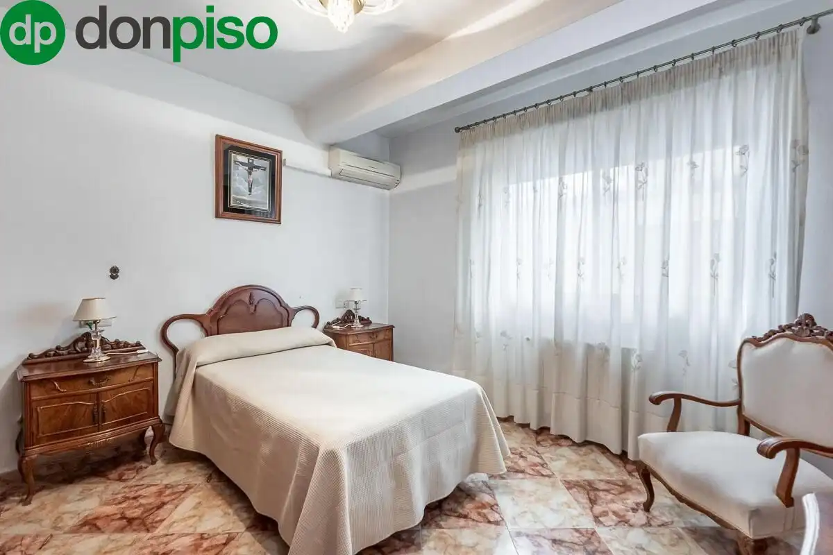 Bedroom of Flat for sale in Granada  with Air Conditioner, Heating and Terrace