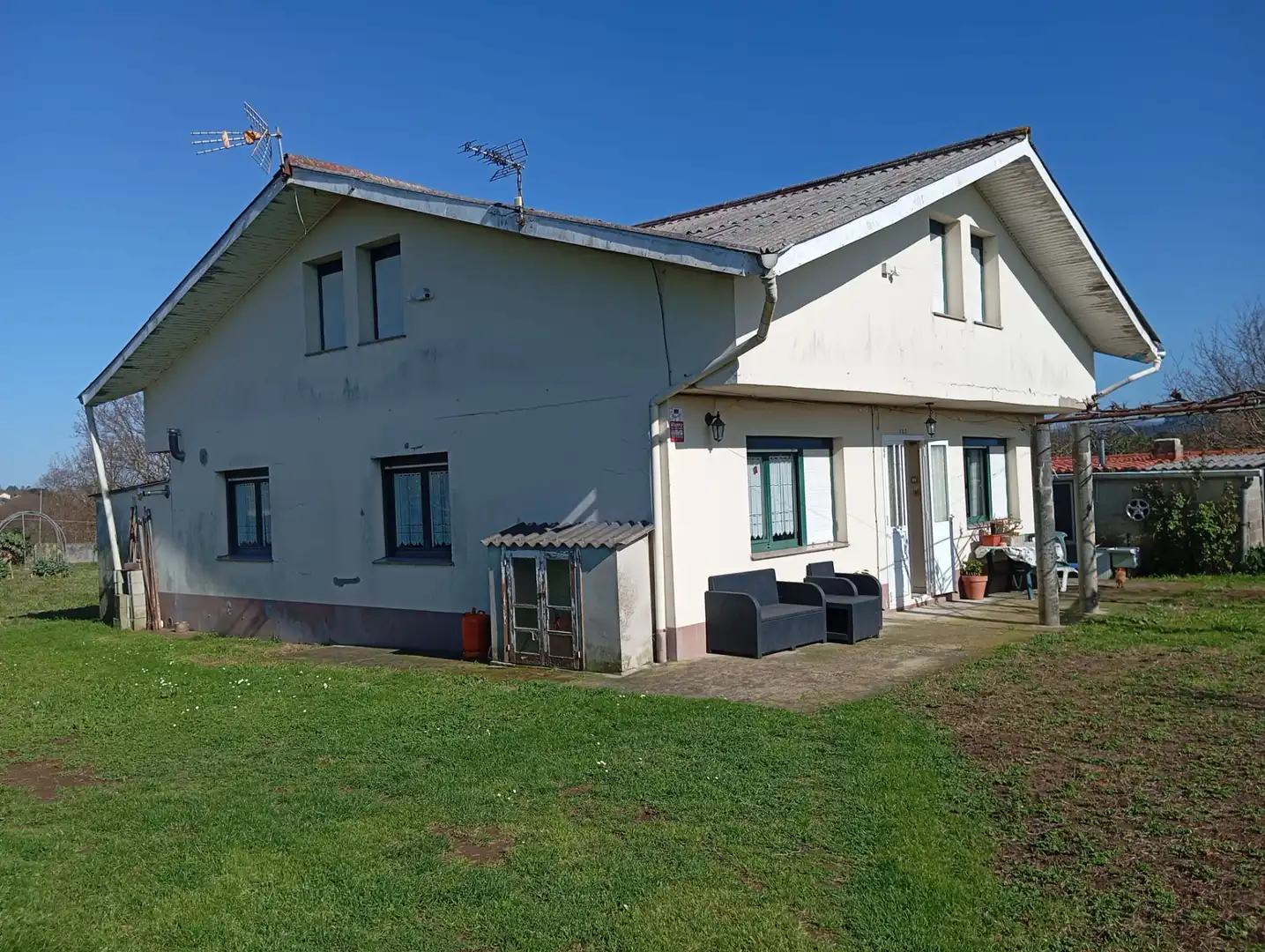 Vista exterior de Casa o chalet en venta en Carballo con Calefacción, Jardín privado y Amueblado