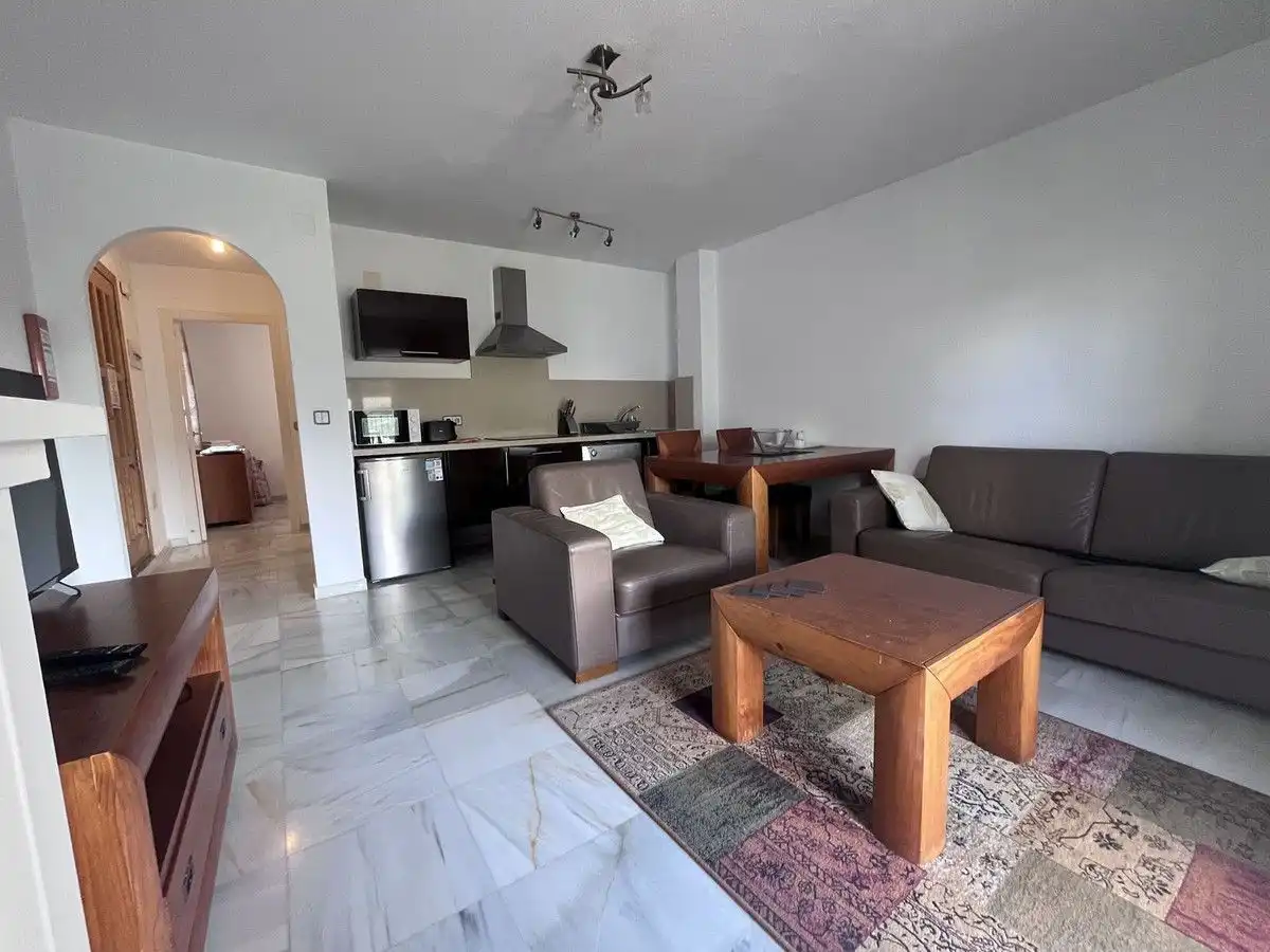 Sala d'estar de Apartament de lloguer en Estepona amb Calefacció, Terrassa i Moblat