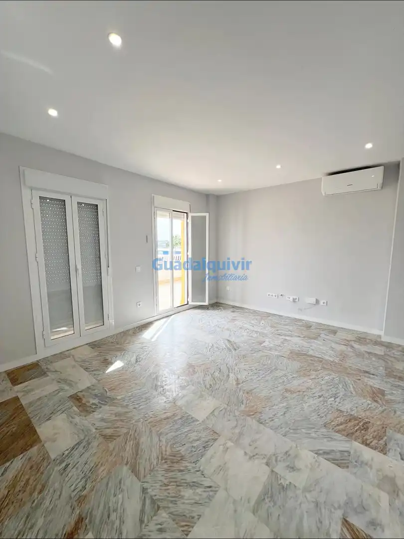 Sala d'estar de Àtic en venda en Dos Hermanas amb Aire condicionat i Terrassa