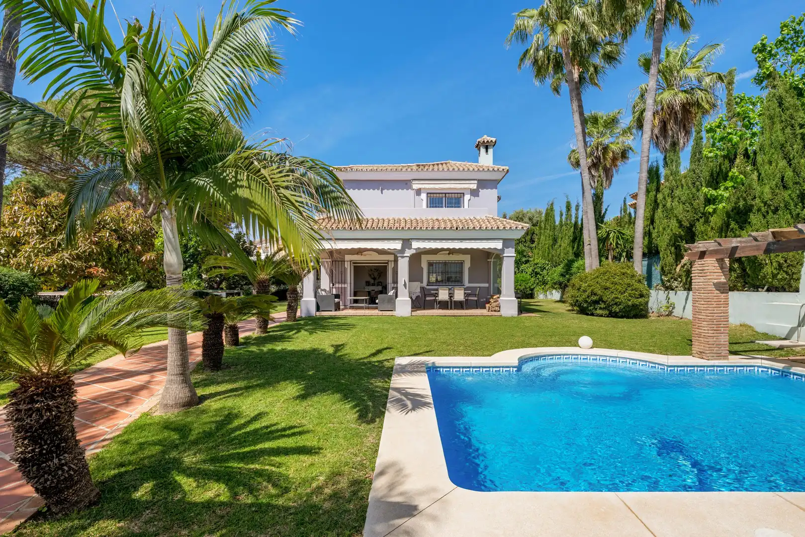Chalet con piscina en venta en 44 Calle Pico del Naranco