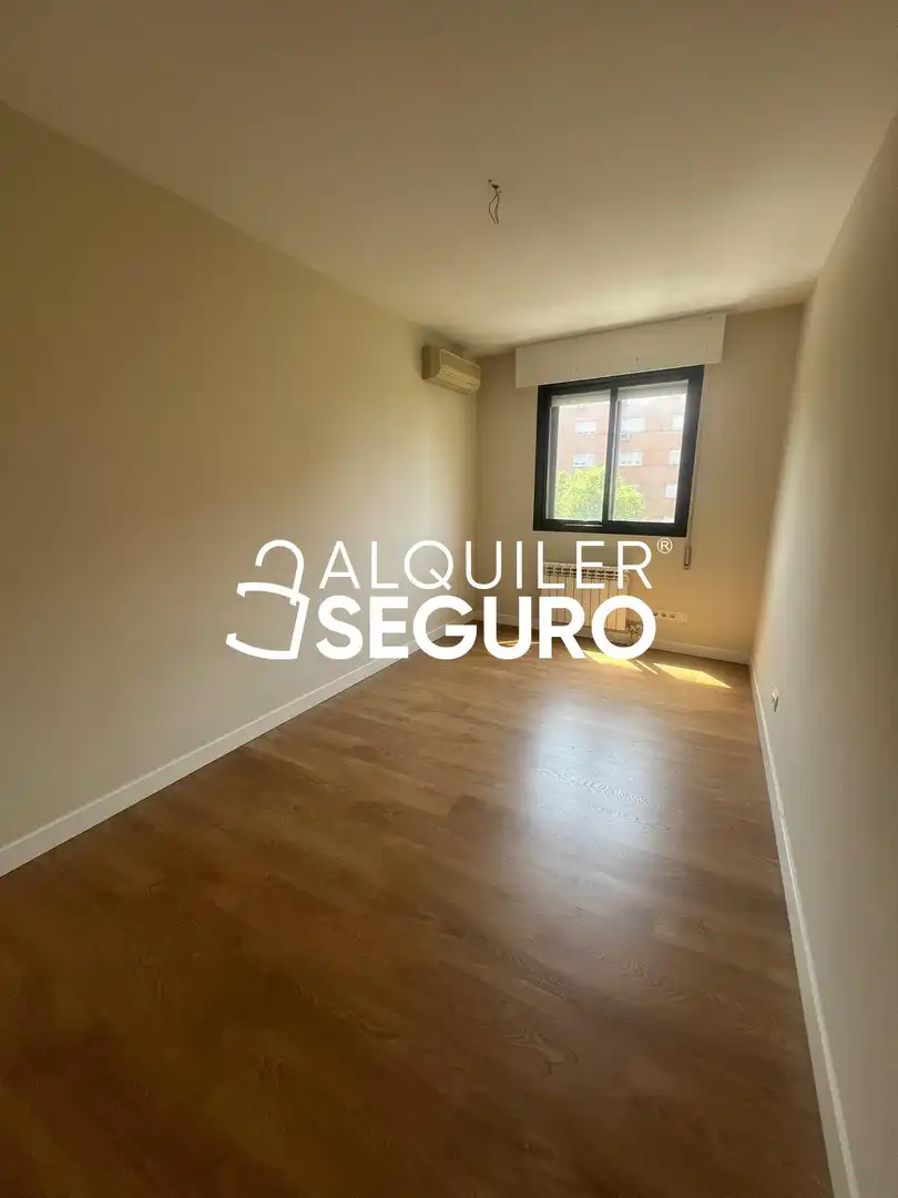 Bedroom of Flat for rent in Madrid  with Air Conditioner and Heating