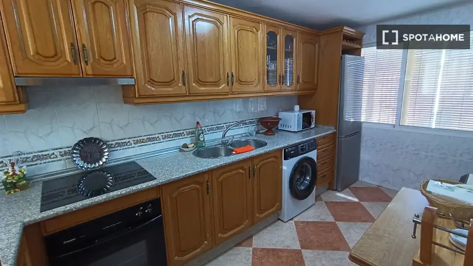 Cuina de Apartament per a compartir en Fuente Vaqueros amb Aire condicionat, Terrassa i Moblat