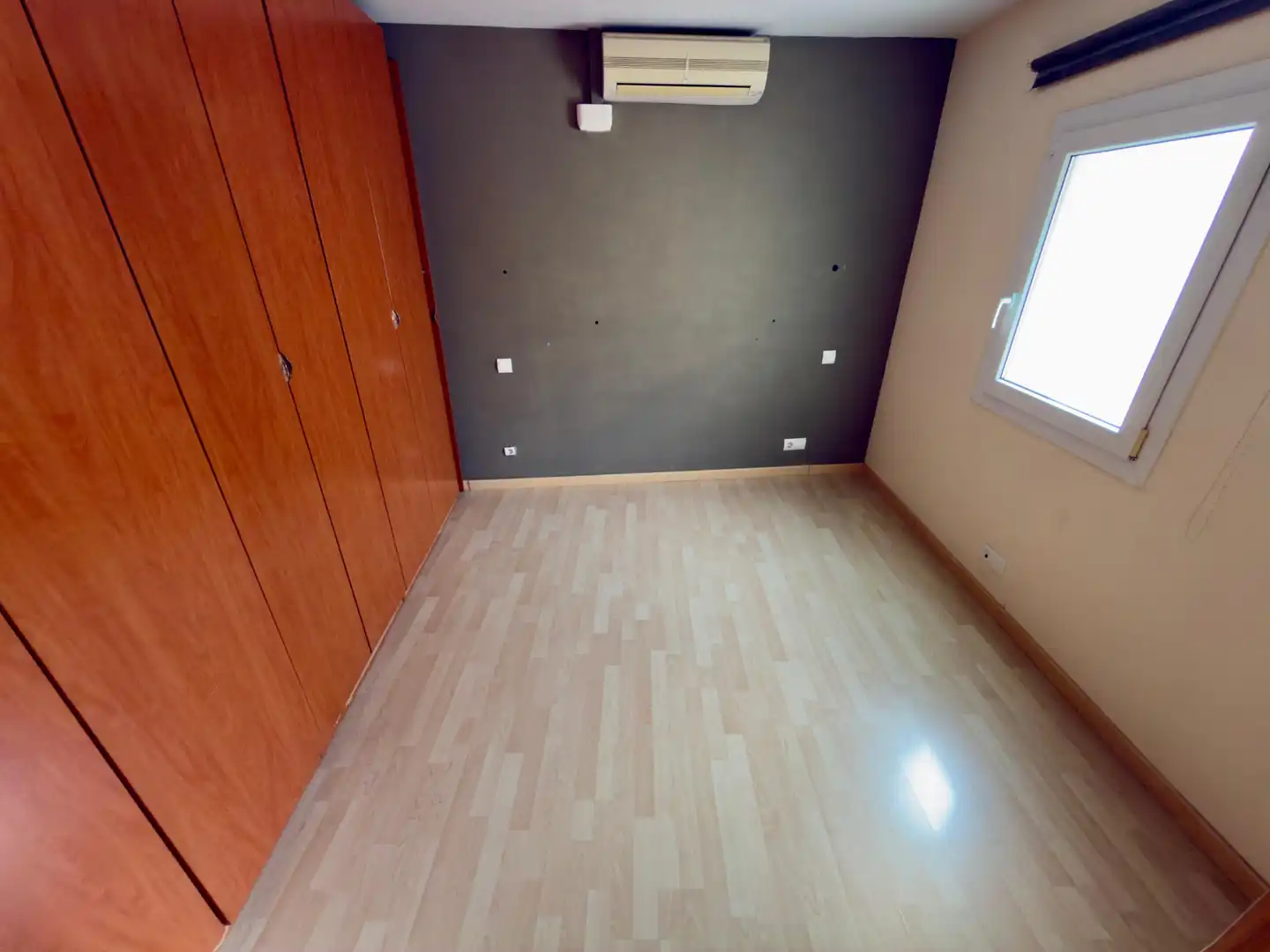 Dormitori de Pis en venda en Cornellà de Llobregat amb Aire condicionat, Terrassa i Forn