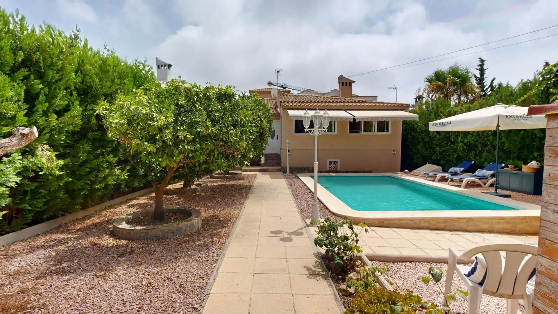 Vista exterior de Casa o xalet en venda en Torrevieja amb Aire condicionat, Calefacció i Jardí privat