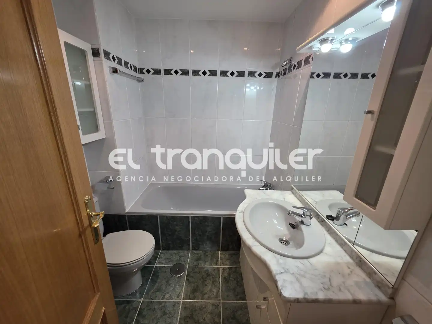 Bany de Pis de lloguer en Madrid amb Aire condicionat, Parquet i Piscina