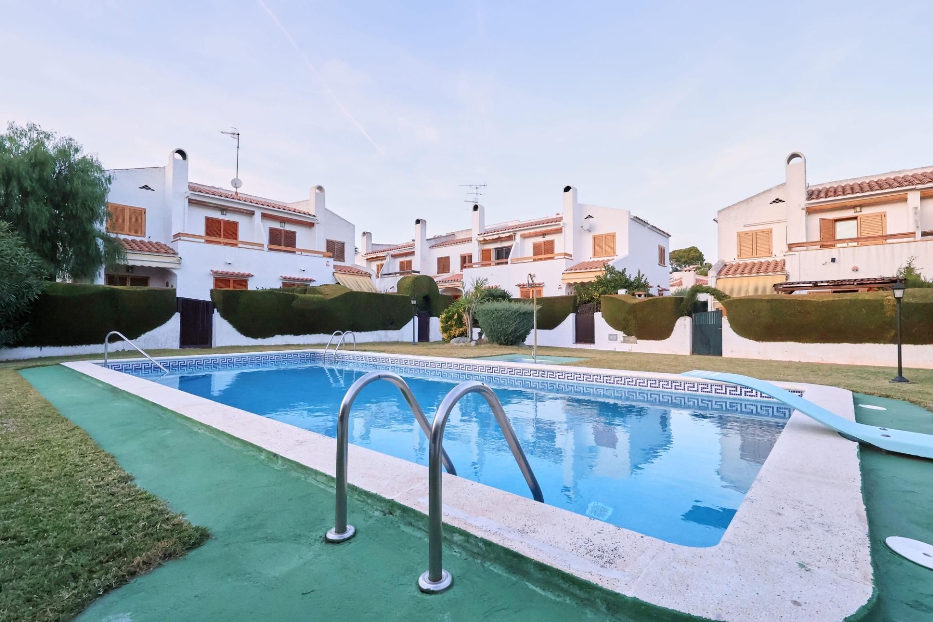 Piscina de Casa o xalet en venda en Cunit amb Jardí privat, Terrassa i Piscina comunitària