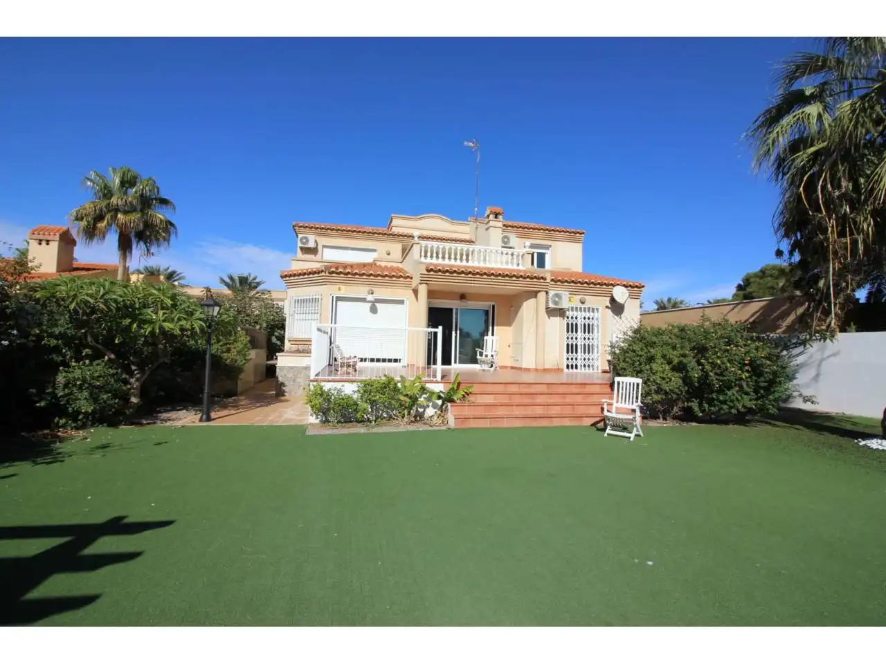 Vista exterior de Casa o xalet en venda en Roquetas de Mar amb Aire condicionat, Jardí privat i Terrassa