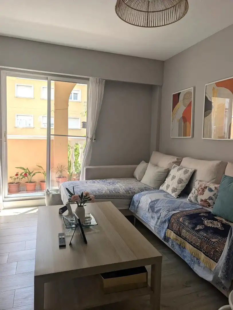 Sala d'estar de Pis de lloguer en Dénia amb Aire condicionat, Moblat i Balcó