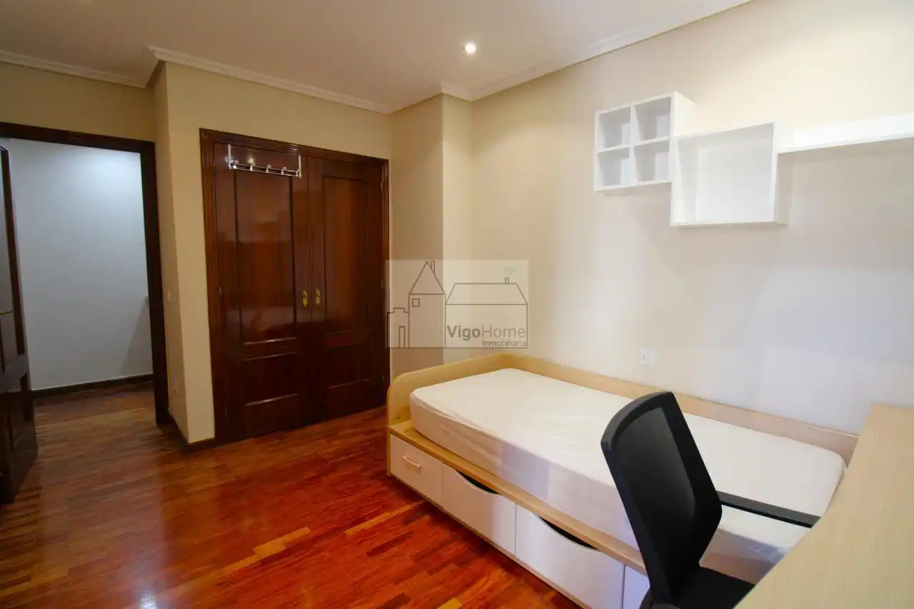 Bedroom of Flat for rent in Vigo   with Heating, Parquet flooring and Storage room