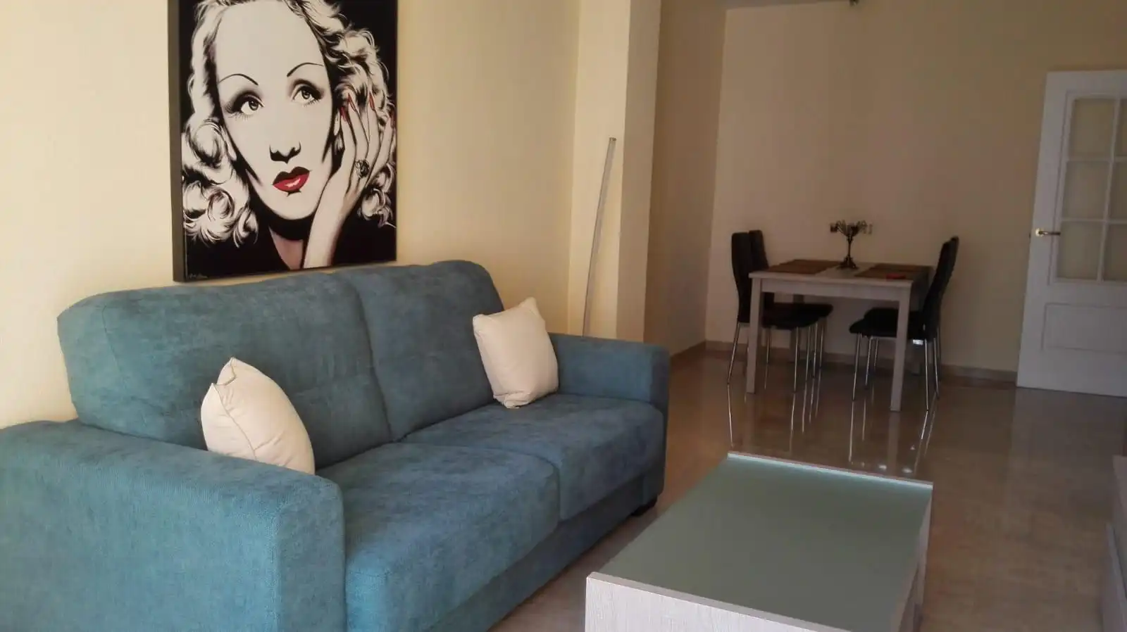 Sala d'estar de Apartament en venda en Manilva amb Aire condicionat, Terrassa i Moblat
