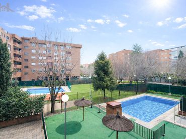 Pis amb piscina en venda a Calle Orellana
