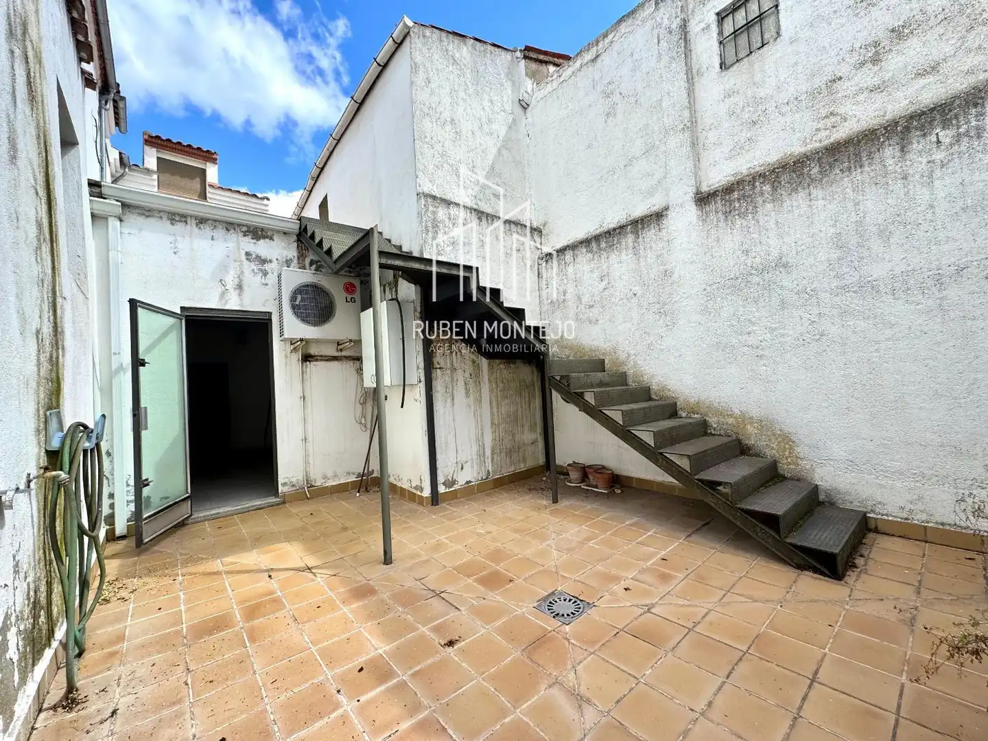 Vista exterior de Local en venda en Peñaranda de Bracamonte amb Terrassa