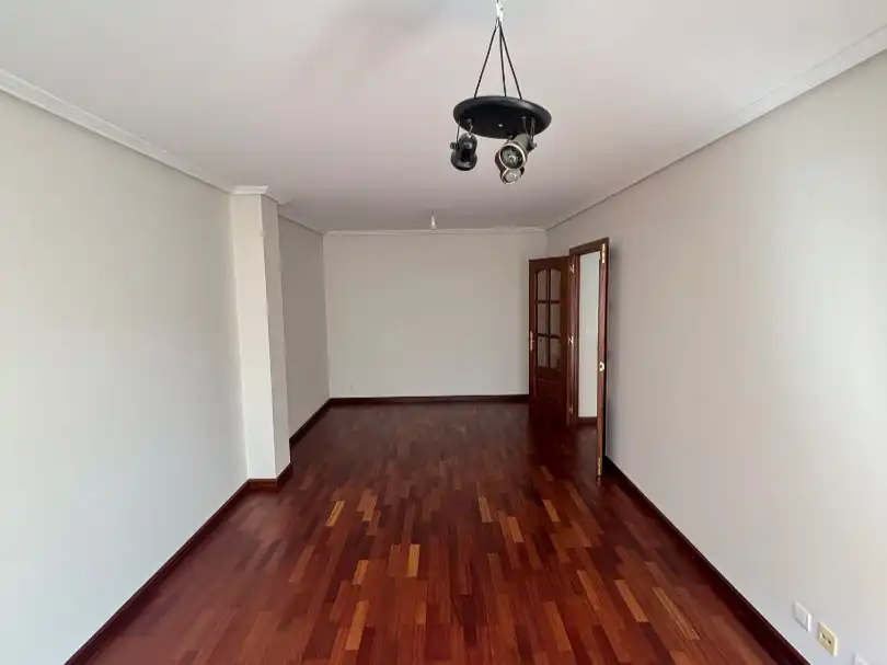 Sala d'estar de Pis de lloguer en Ponferrada amb Calefacció, Parquet i Traster