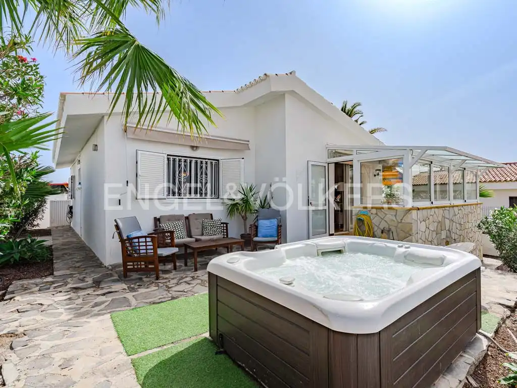 Vista exterior de Casa o chalet en venta en Adeje con Terraza, Amueblado y Jacuzzi