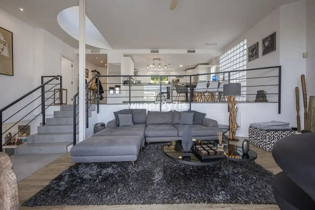 Sala d'estar de Casa adosada en venda en Marbella amb Aire condicionat, Terrassa i Traster