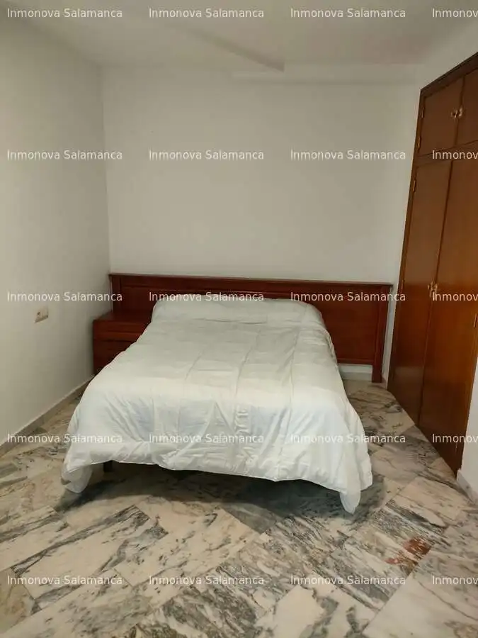 Dormitori de Apartament de lloguer en Salamanca amb Calefacció, Terrassa i Moblat