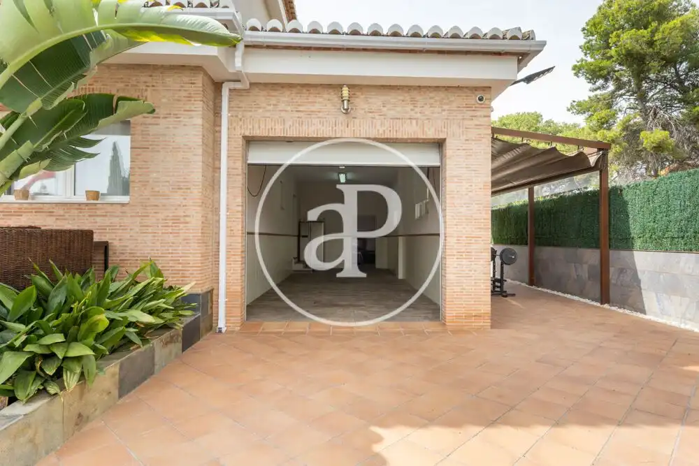 Parking de Casa o chalet de alquiler en Bétera con Aire acondicionado, Calefacción y Jardín privado