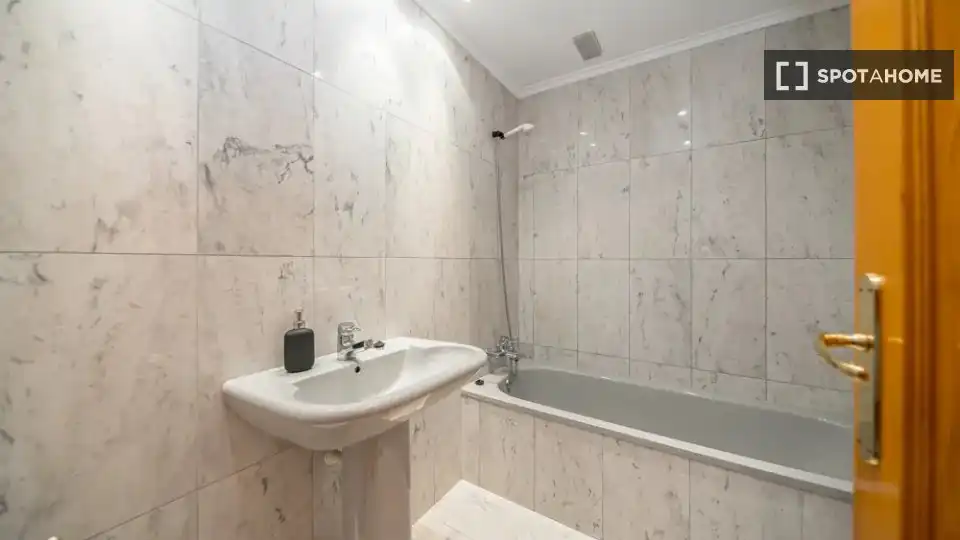 Bathroom of Flat for share in Moncloa - Aravaca