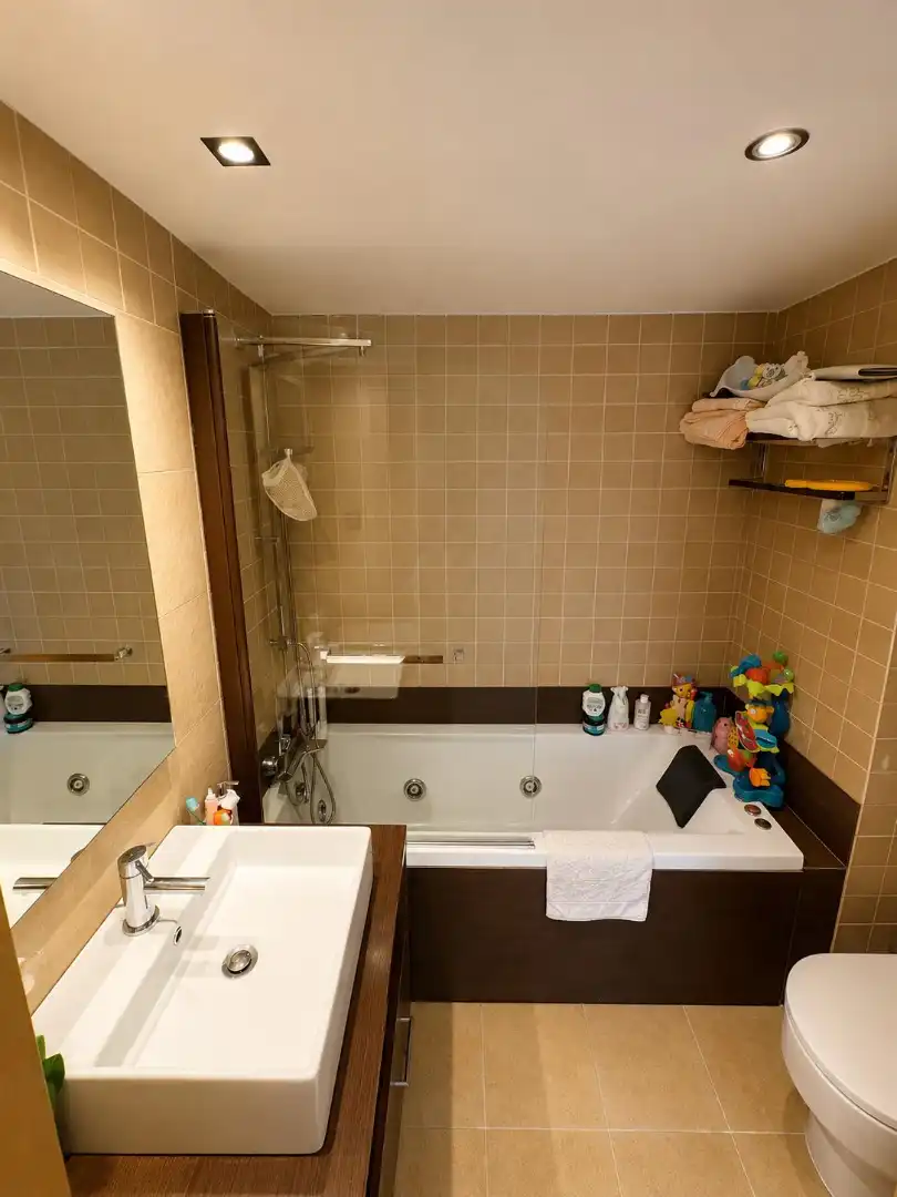 Bathroom of Flat for sale in Madrid  with Air Conditioner, Heating and Storage room
