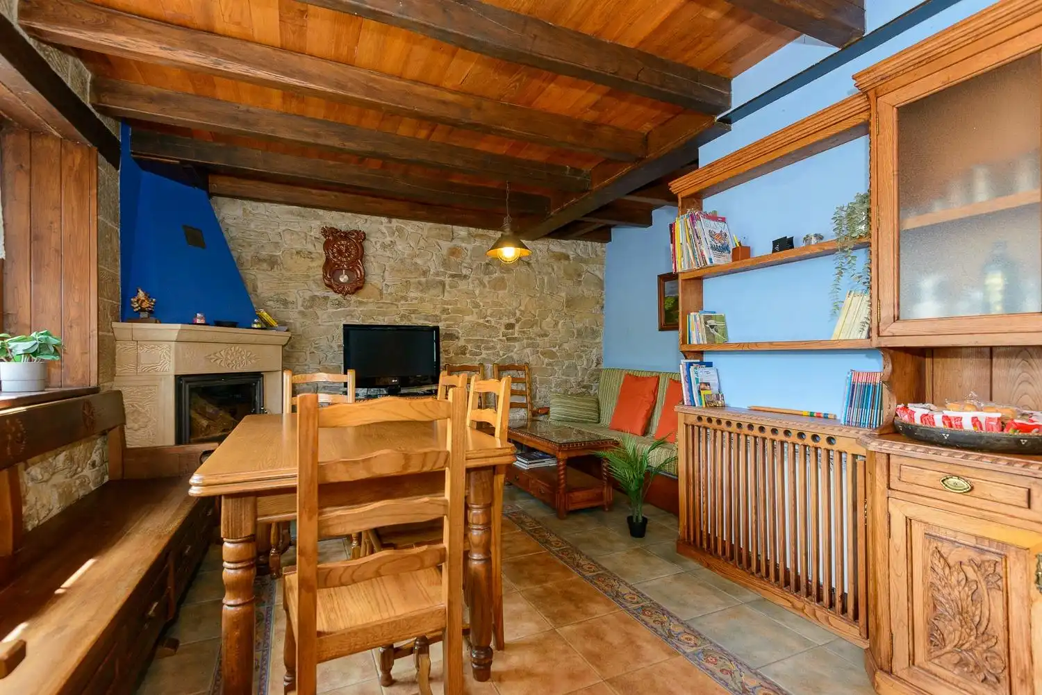 Sala d'estar de Casa o xalet en venda en Caso amb Calefacció i Moblat