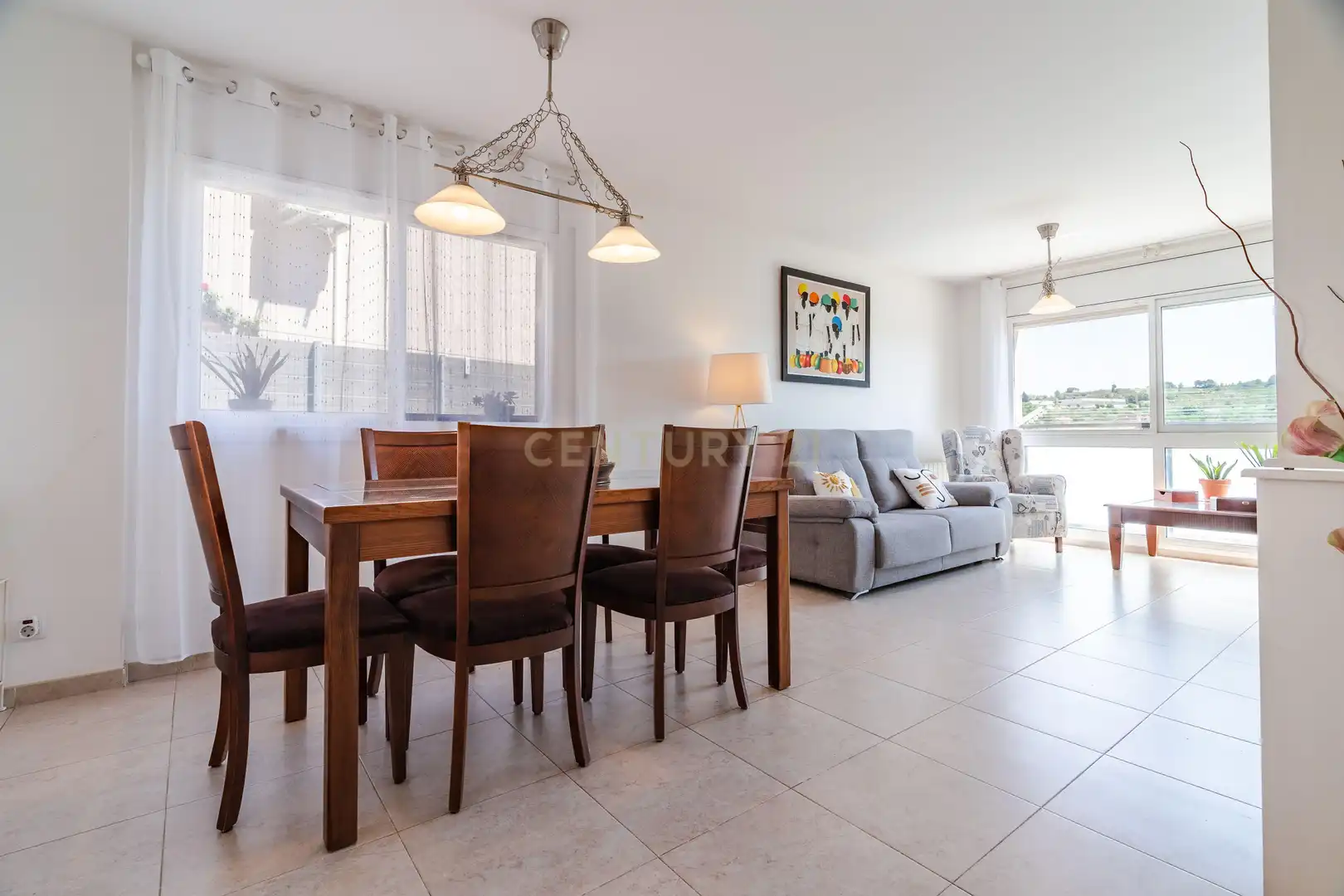 Wohnzimmer von Einfamilien-Reihenhaus zum Verkauf in Vila-rodona mit Privatgarten und Ofen