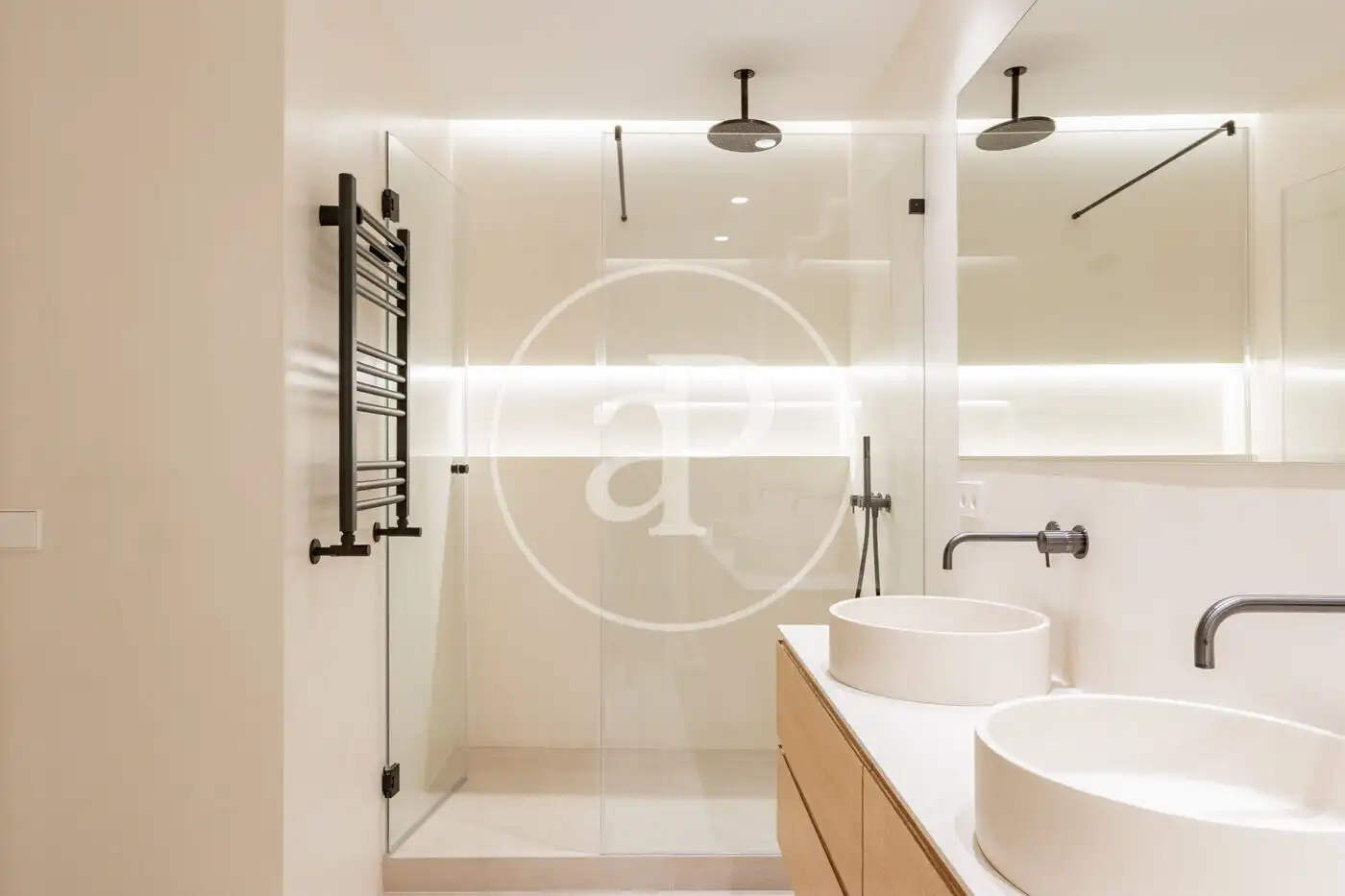Bathroom of Flat for sale in Madrid  with Air Conditioner, Heating and Balcony