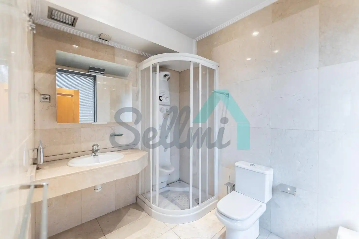 Bathroom of Flat for sale in Oviedo   with Parquet flooring