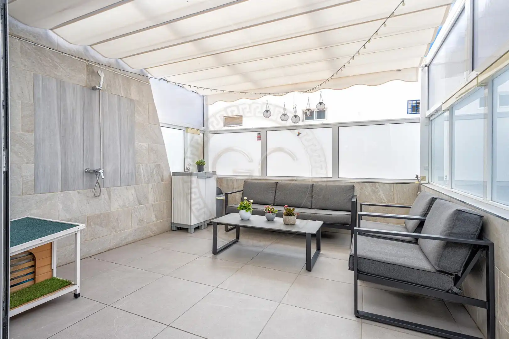 Terrasse von Einfamilien-Reihenhaus zum Verkauf in San Bartolomé de Tirajana mit Klimaanlage, Privatgarten und Terrasse
