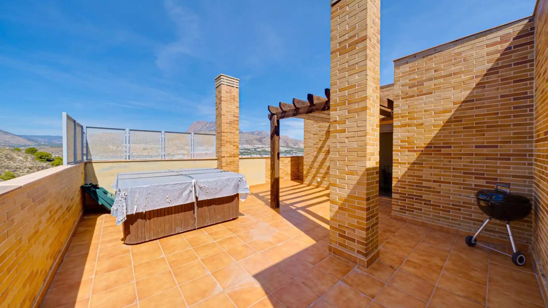 Attic for rent in Calle Ponent, Las Azaleas - Alkadir