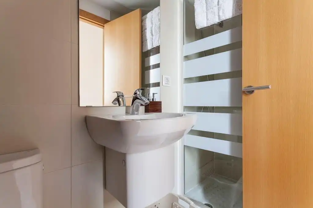 Bany de Apartament de lloguer en Sevilla amb Aire condicionat, Calefacció i Moblat