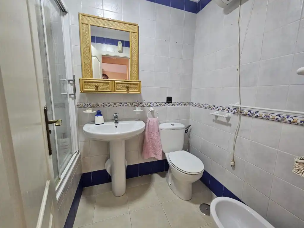 Bany de Pis en venda en Torrox amb Jardí privat, Terrassa i Piscina
