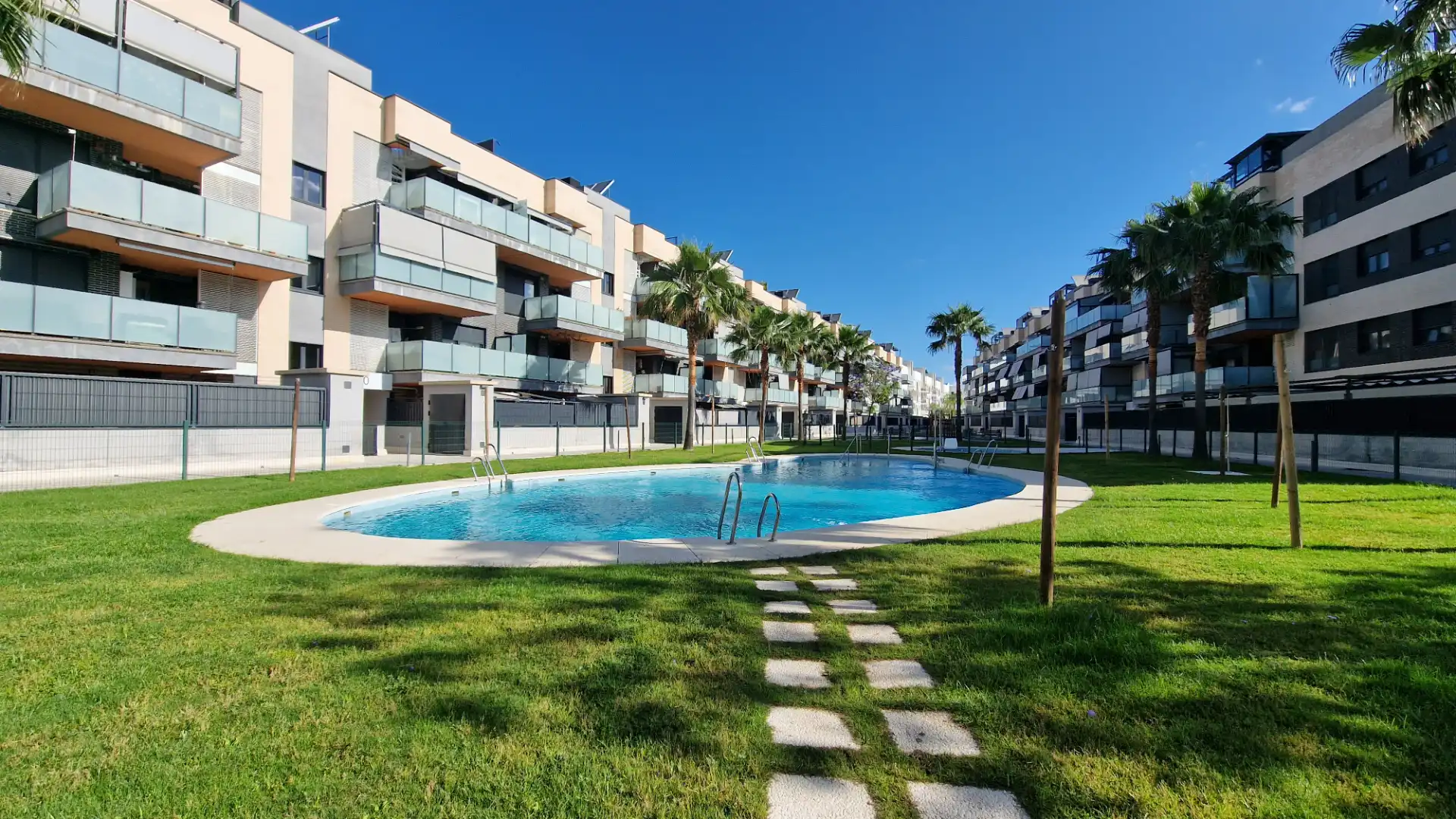 Exterior view of Attic for sale in San Juan de Aznalfarache  with Air Conditioner, Storage room and Community pool