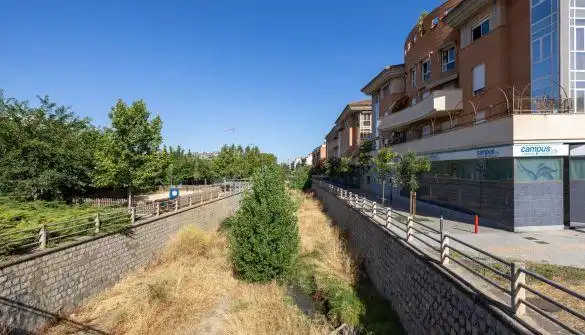 Vista exterior de Piso en venta en Granada con Calefacción, Terraza y Balcón