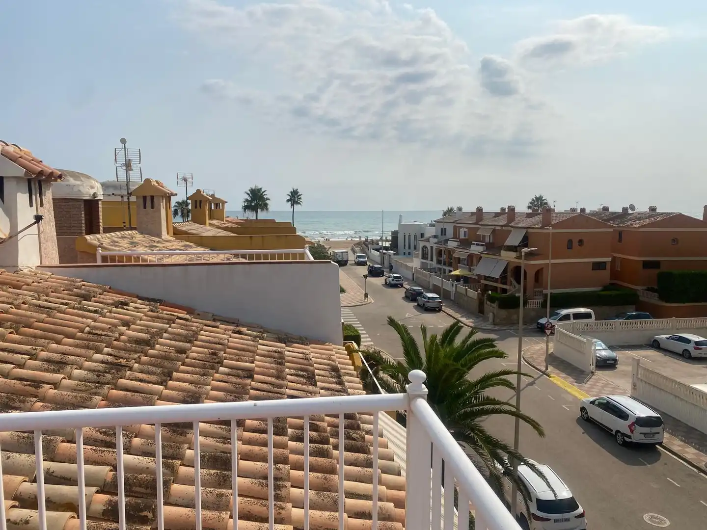 Außenansicht von Einfamilien-Reihenhaus zum Verkauf in Xeraco mit Terrasse, Balkon und Gemeinschaftspool