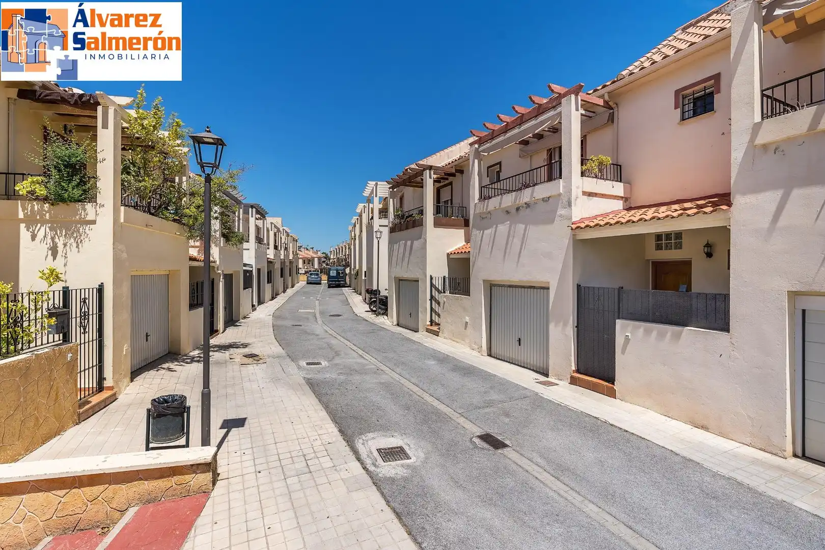 Vista exterior de Casa adosada en venda en Huétor Vega amb Calefacció