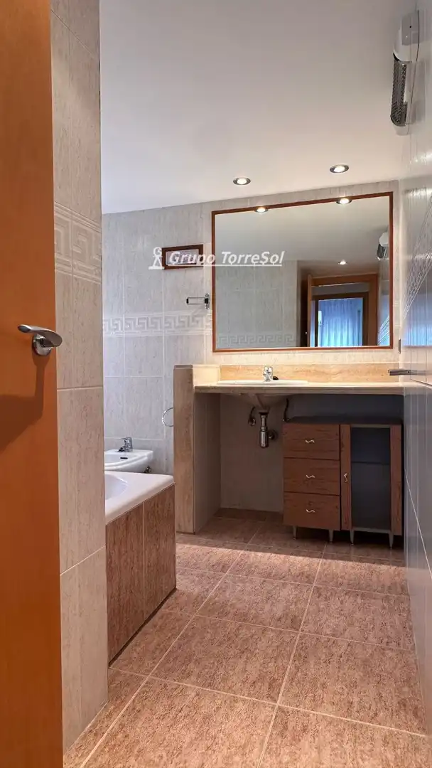 Badezimmer von Wohnung zum Verkauf in Calafell mit Klimaanlage, Heizung und Terrasse