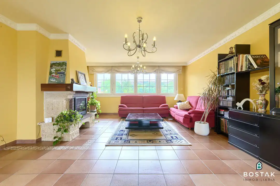 Sala d'estar de Casa o xalet en venda en Barrika amb Calefacció, Jardí privat i Terrassa